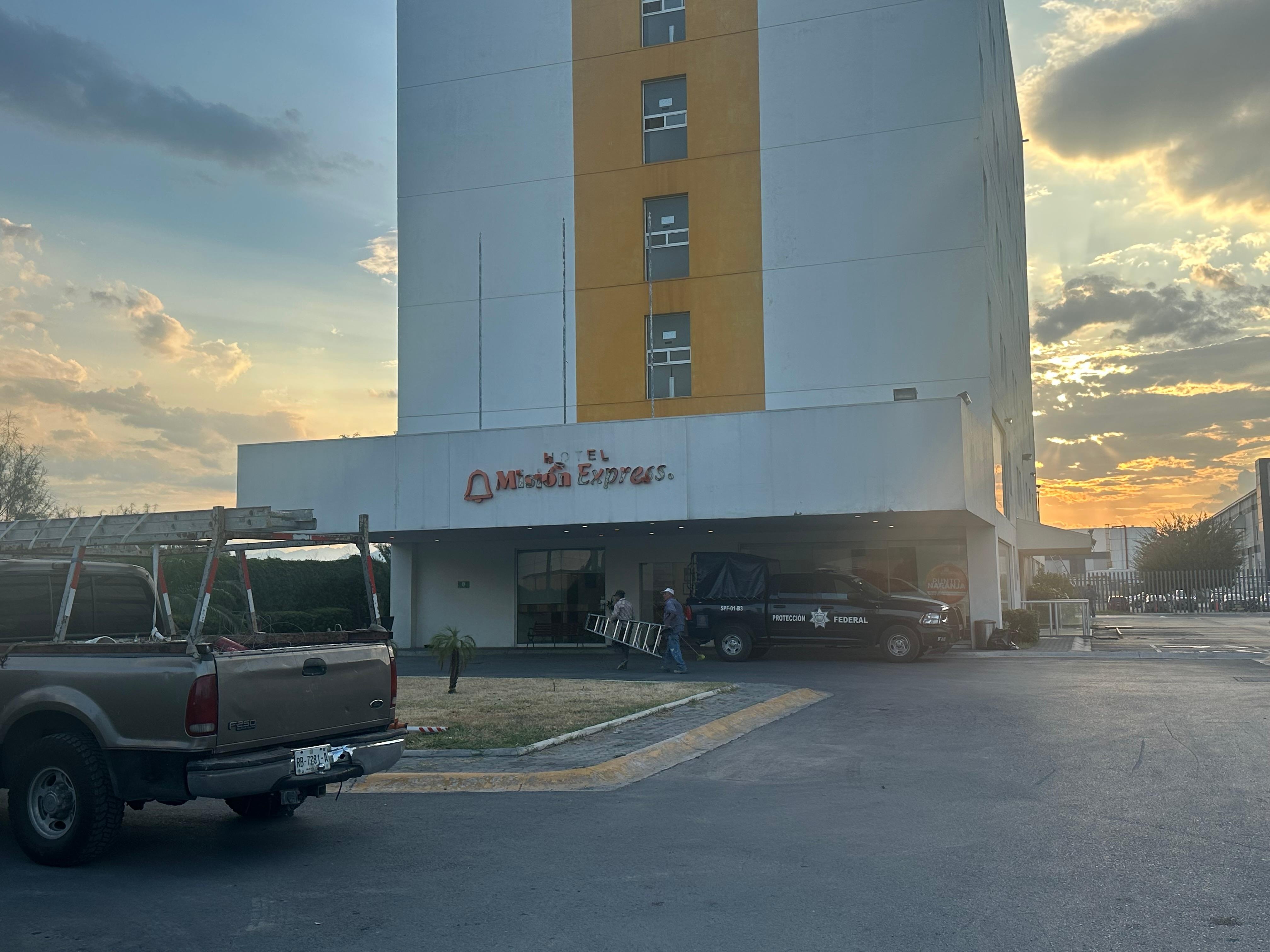 Equipo de manteniendo desmontando nombre del hotel 