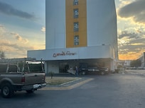 Equipo de manteniendo desmontando nombre del hotel