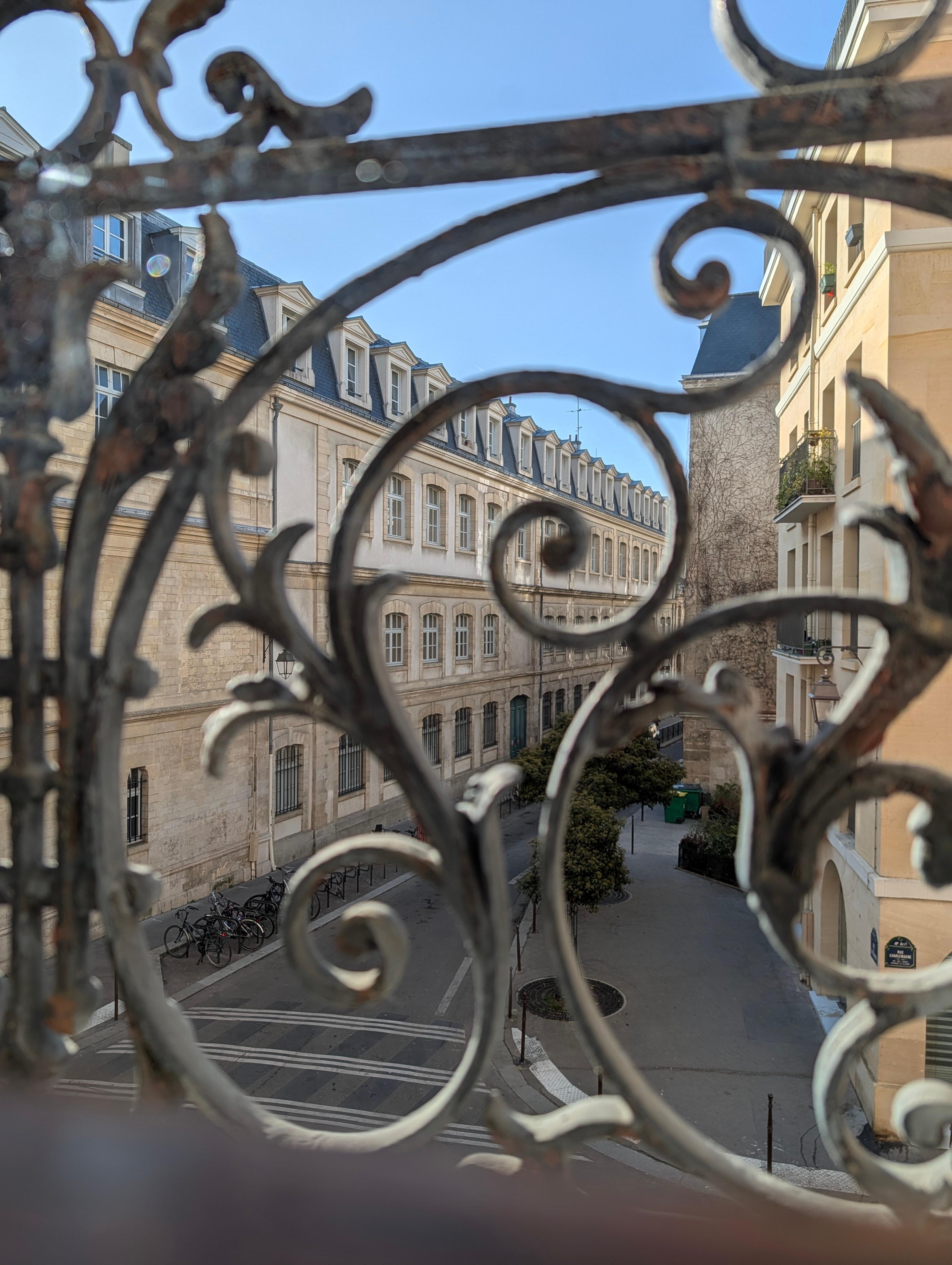 Detailed view form the table onto the street below