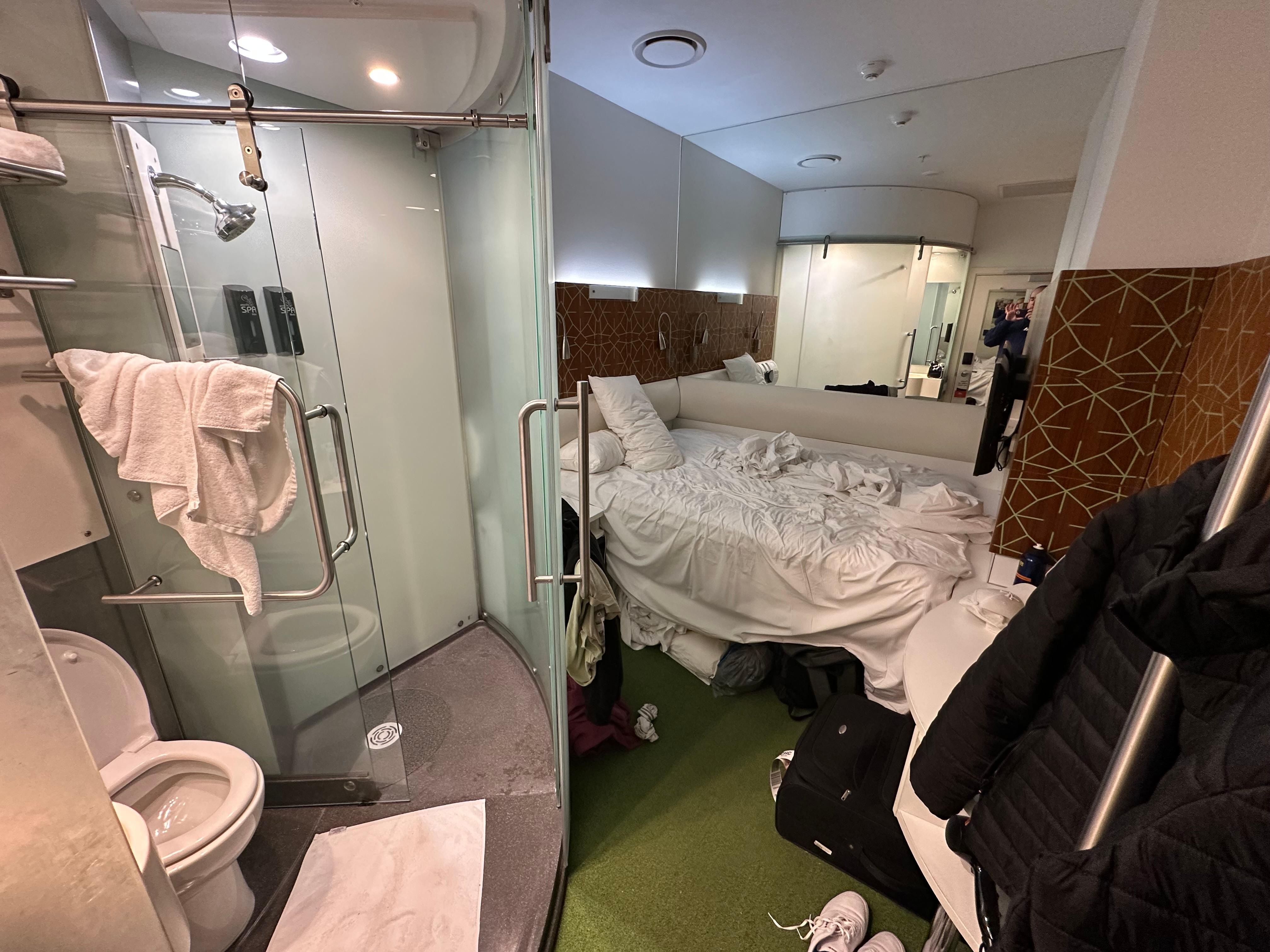 Här ser ni hur trångt allting är. Är du längre än 180cm välj ett annat hotel.