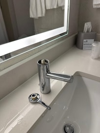 Broken faucet unrepaired