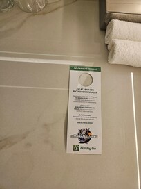 El presagio del fin del mundo en toilette Y en la mesita del luz. Really? Mejoren la tecnología de lavado si quieren bajar costos.