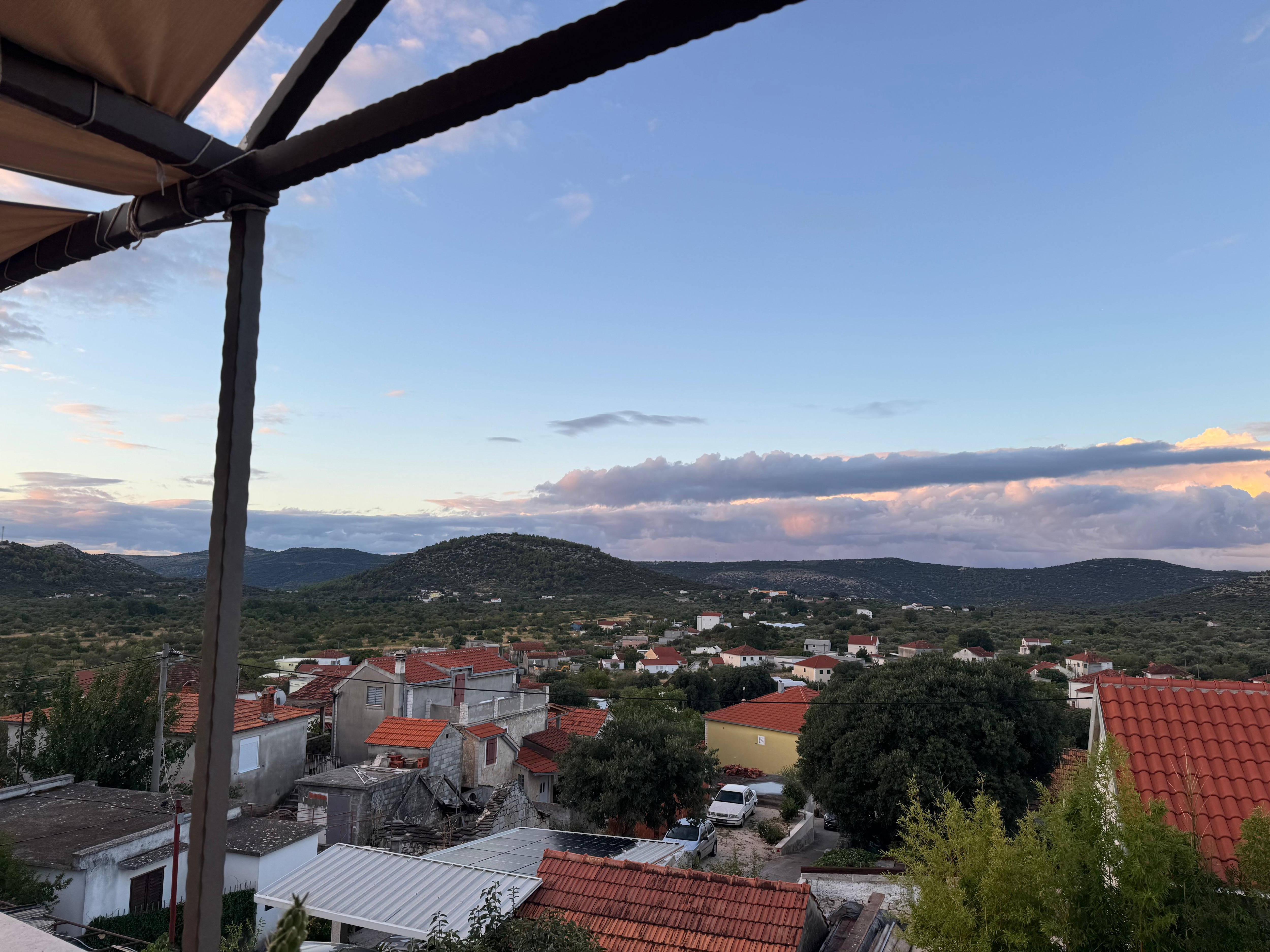 Ausblick von der Terrasse oben in die Umgebung