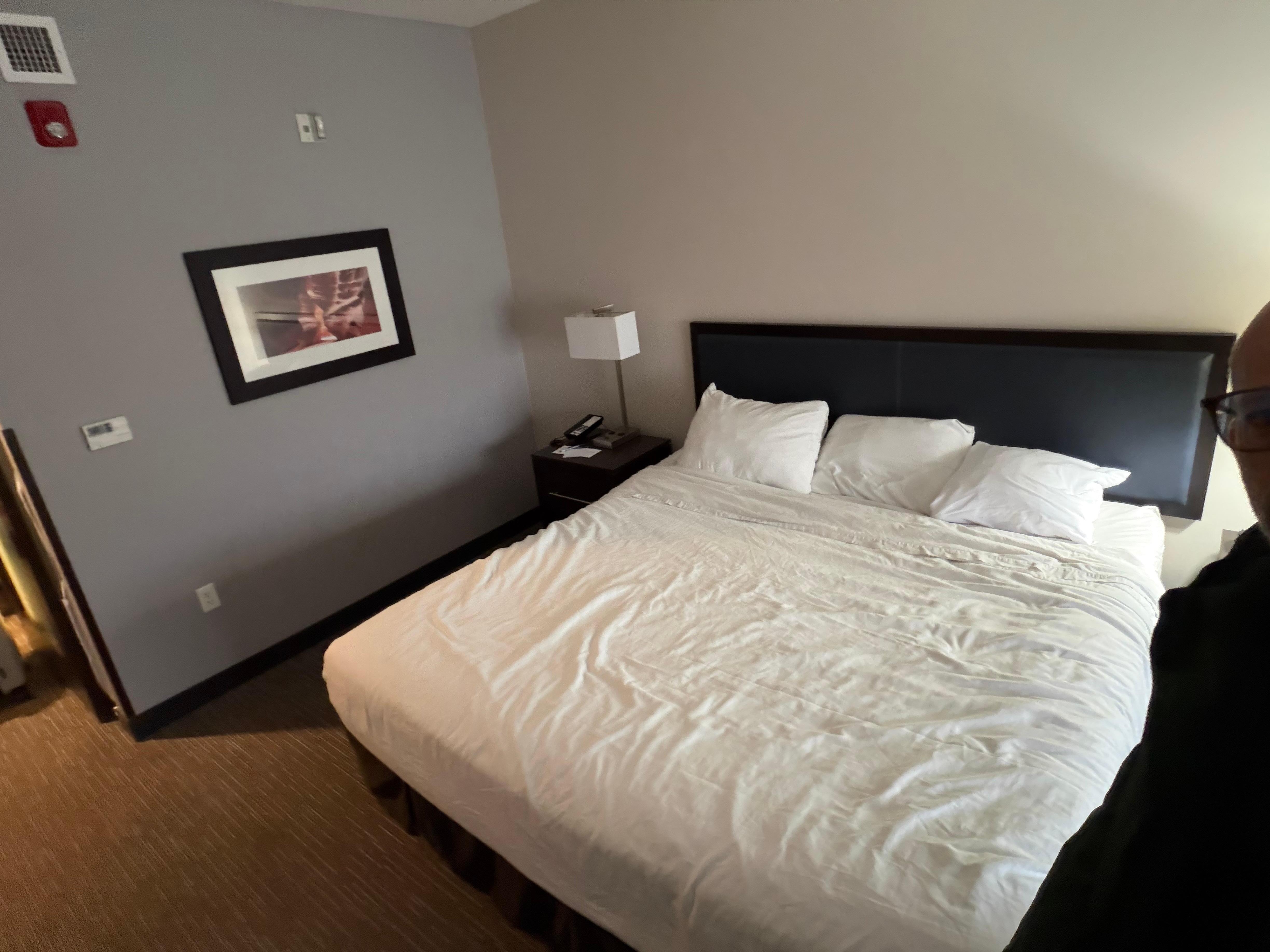 Habitación moderna, limpia y cómoda, con cama King amplia y muy confortable, ideal para un descanso completo.