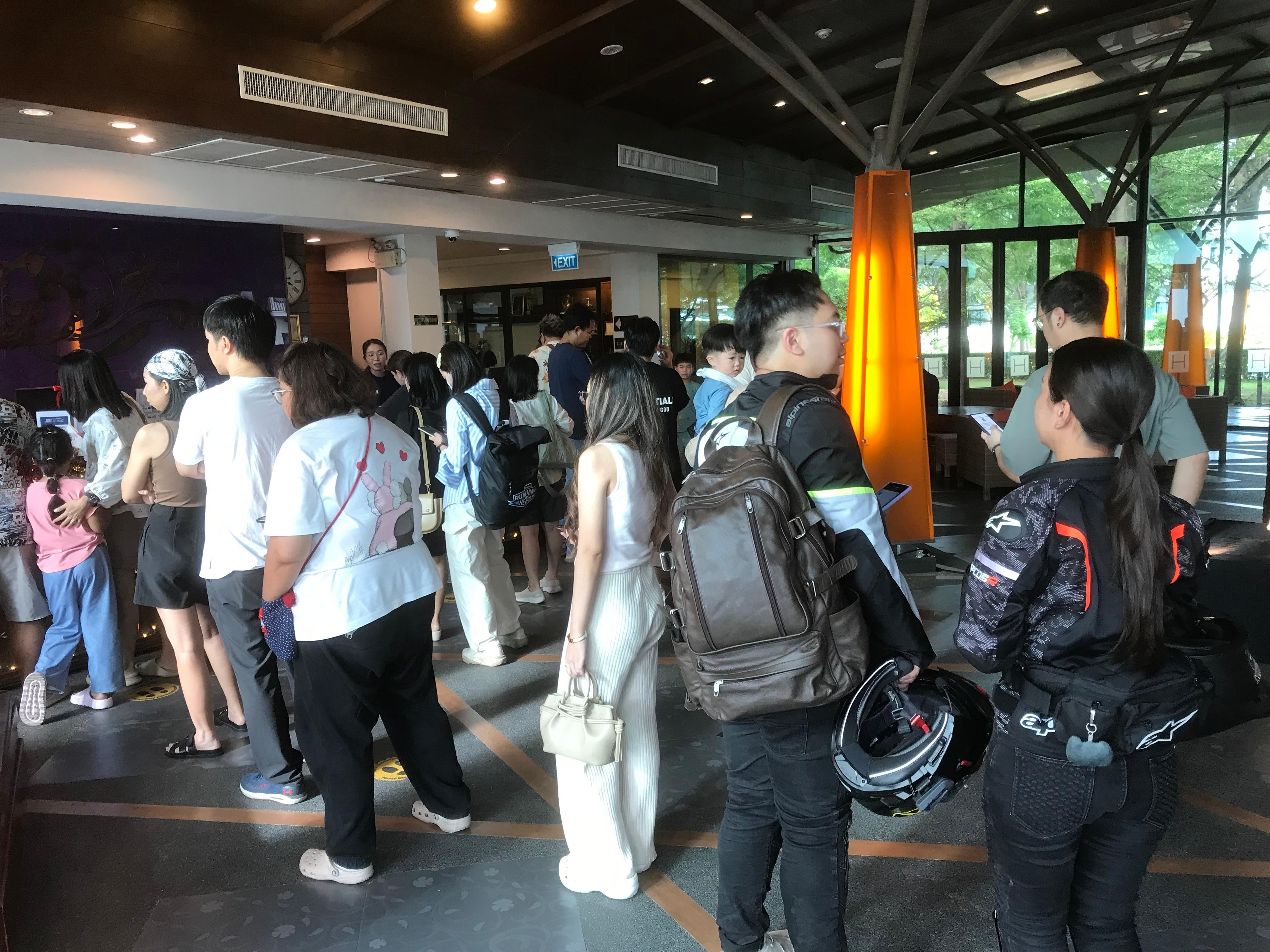 Lange rijen bij de receptie 