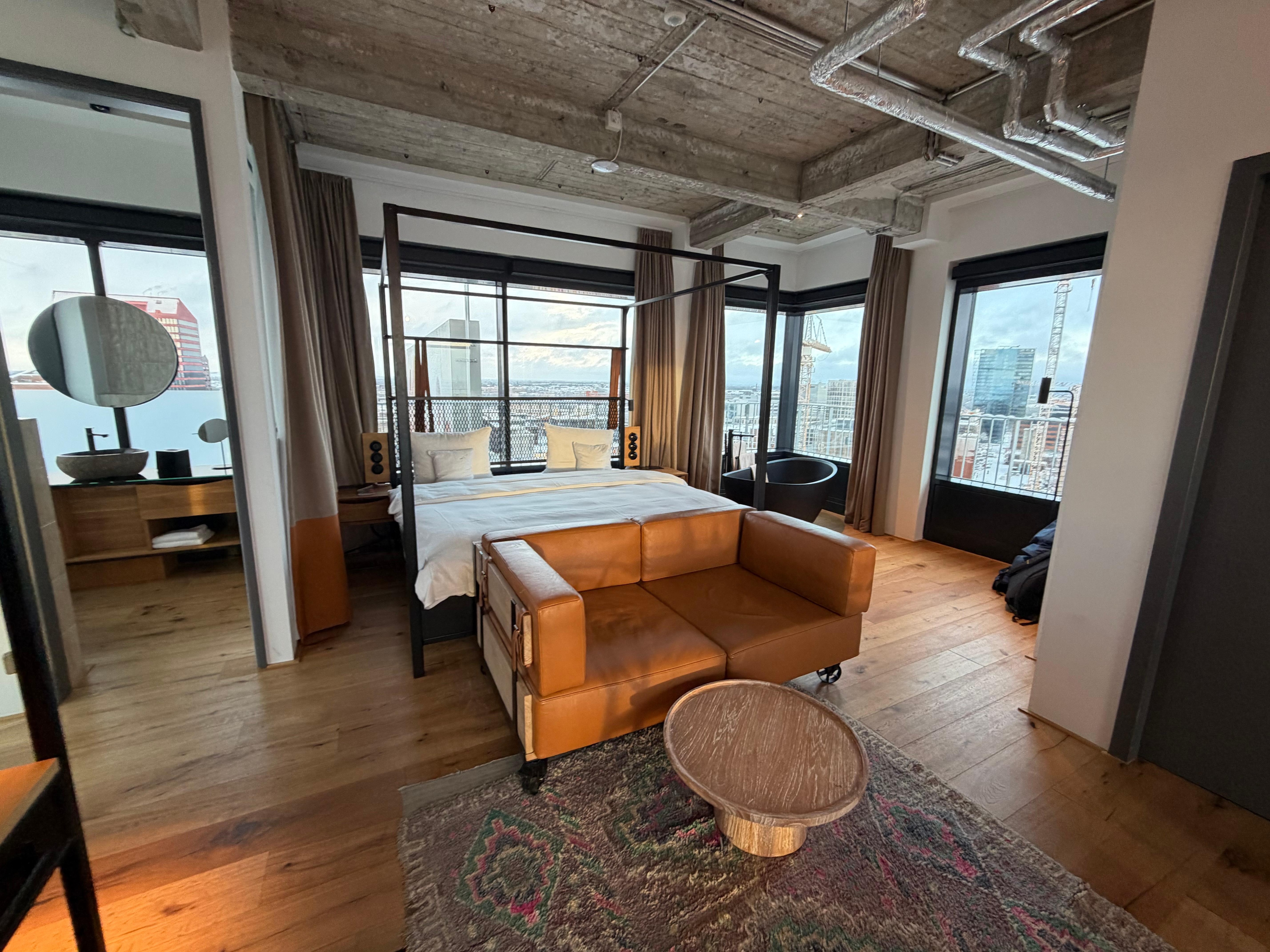 Bett, Sofa, Badewanne