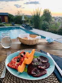 Repas en toute sécurité sur la terrasse