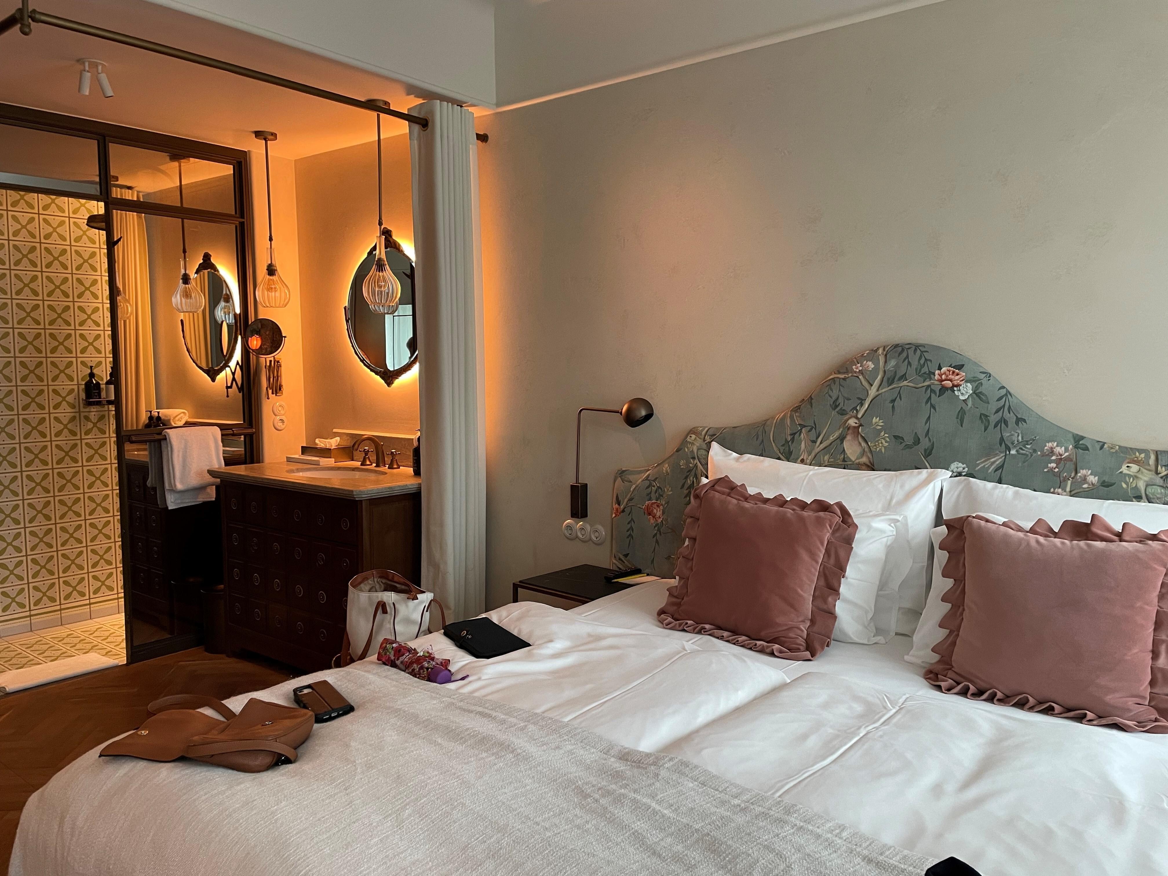 King size bed, meget god seng. Vaskeservant i rommet (ikke som eget bad) men med forheng som kan trekkes for.