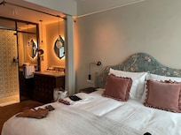 King size bed, meget god seng. Vaskeservant i rommet (ikke som eget bad) men med forheng som kan trekkes for.