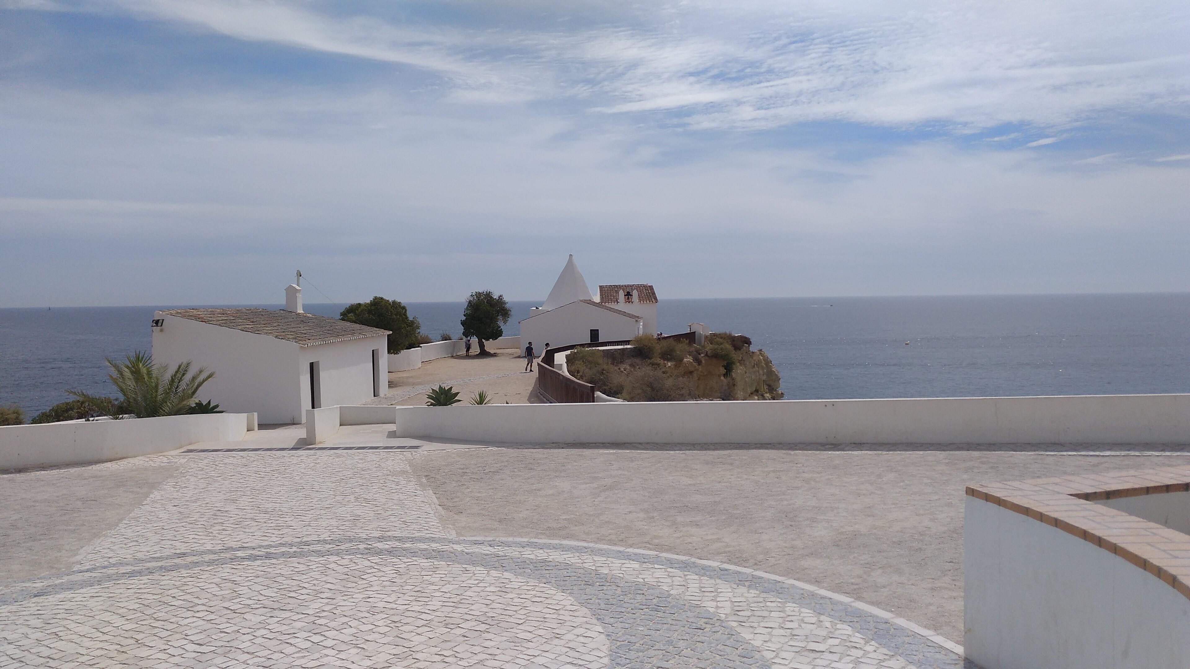 Ermita que está sobre el acantilado al lado del hotel