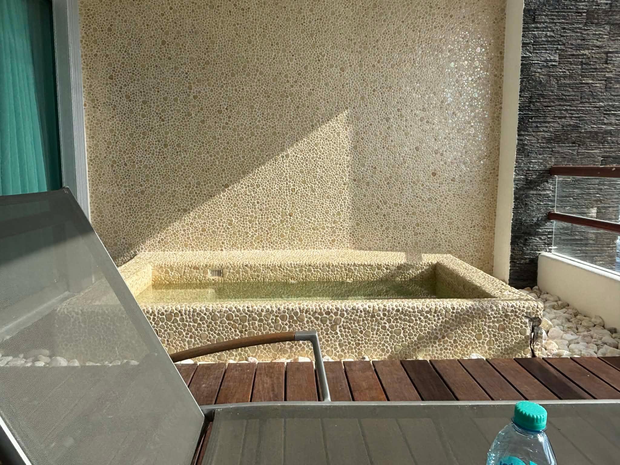 Immersion pool on the balcony 