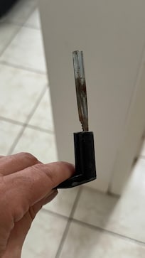 Por sorte tinha alguém no quarto, caso contrário ficaria trancada no banheiro