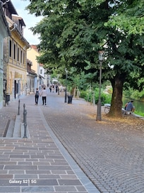 rue piĂ©tonne oĂč se trouve l'hĂŽtel