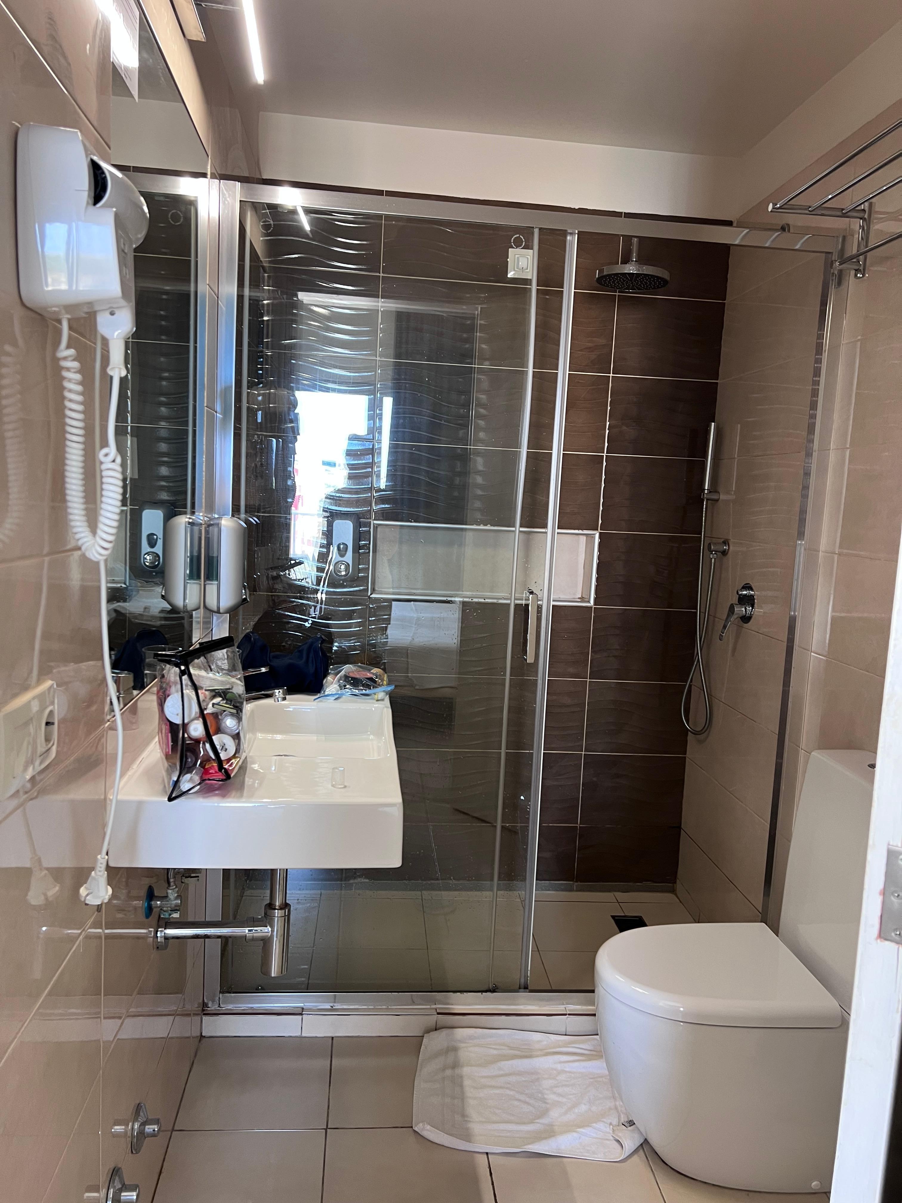 Salle de bain, douche pluie