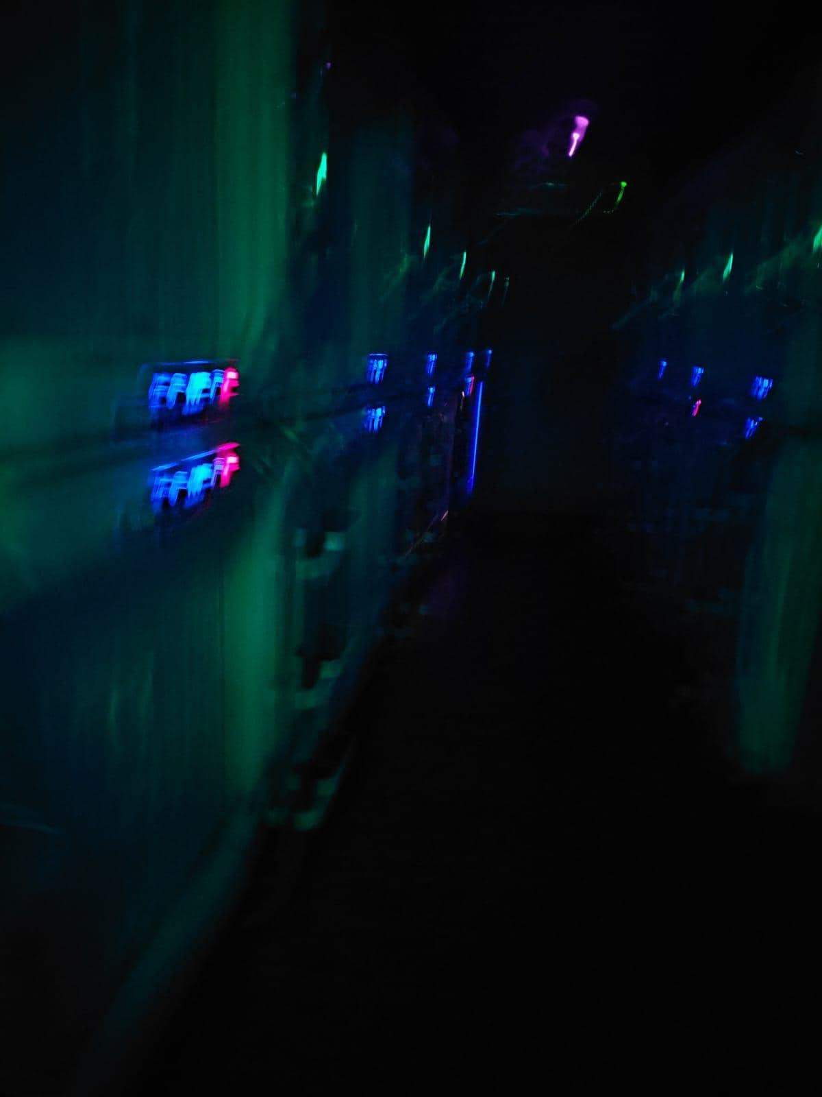 area de cabinas, a puerta cerrada y con cabinas cerradas