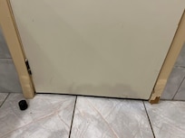 Alisares da porta do banheiro estragados pela água e umidade. Falta total de manutenção! Além da pia estar entupida!