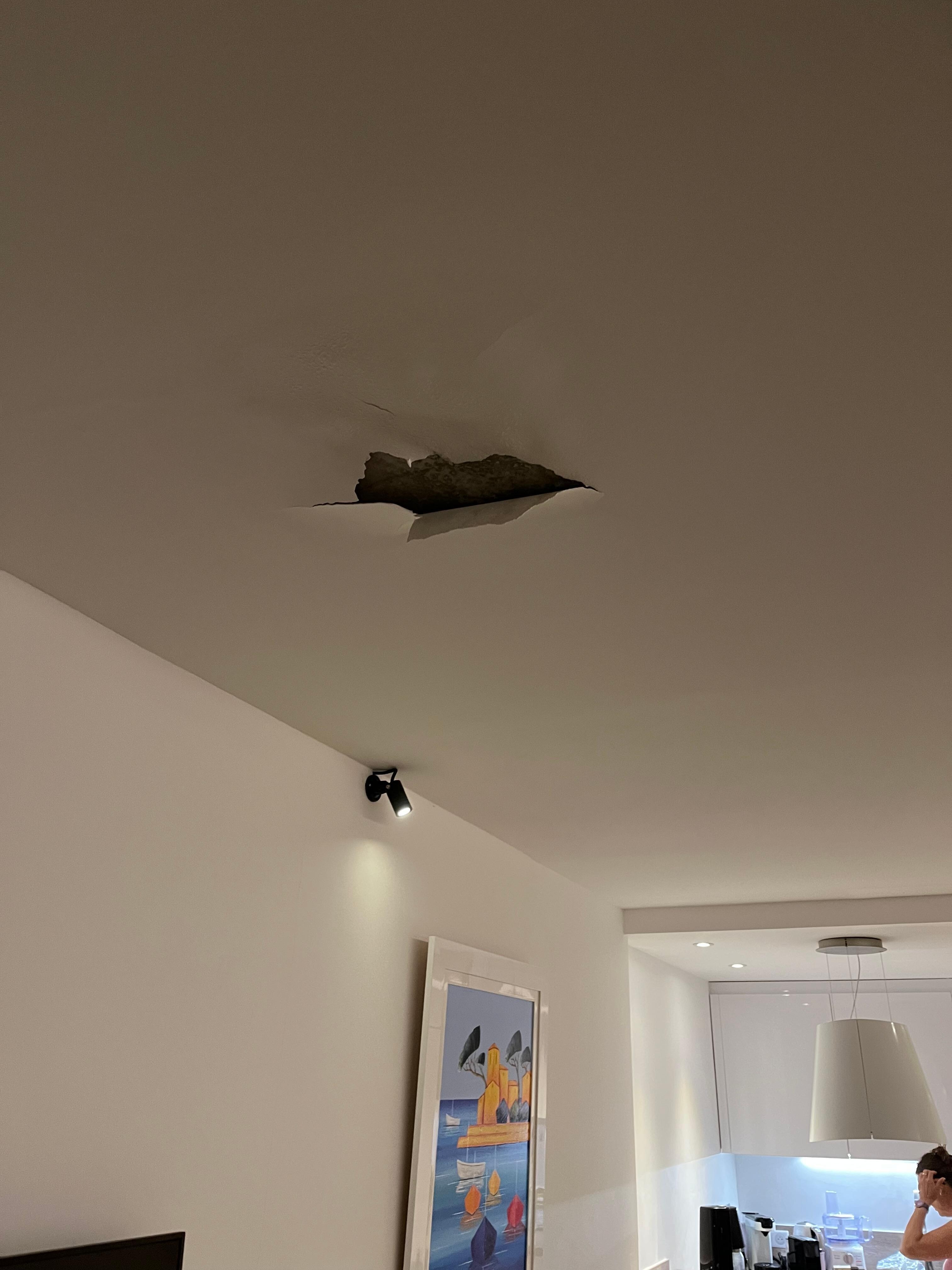 Feuchte Zimmerdecke bei Reisebeginn, 05.09.25