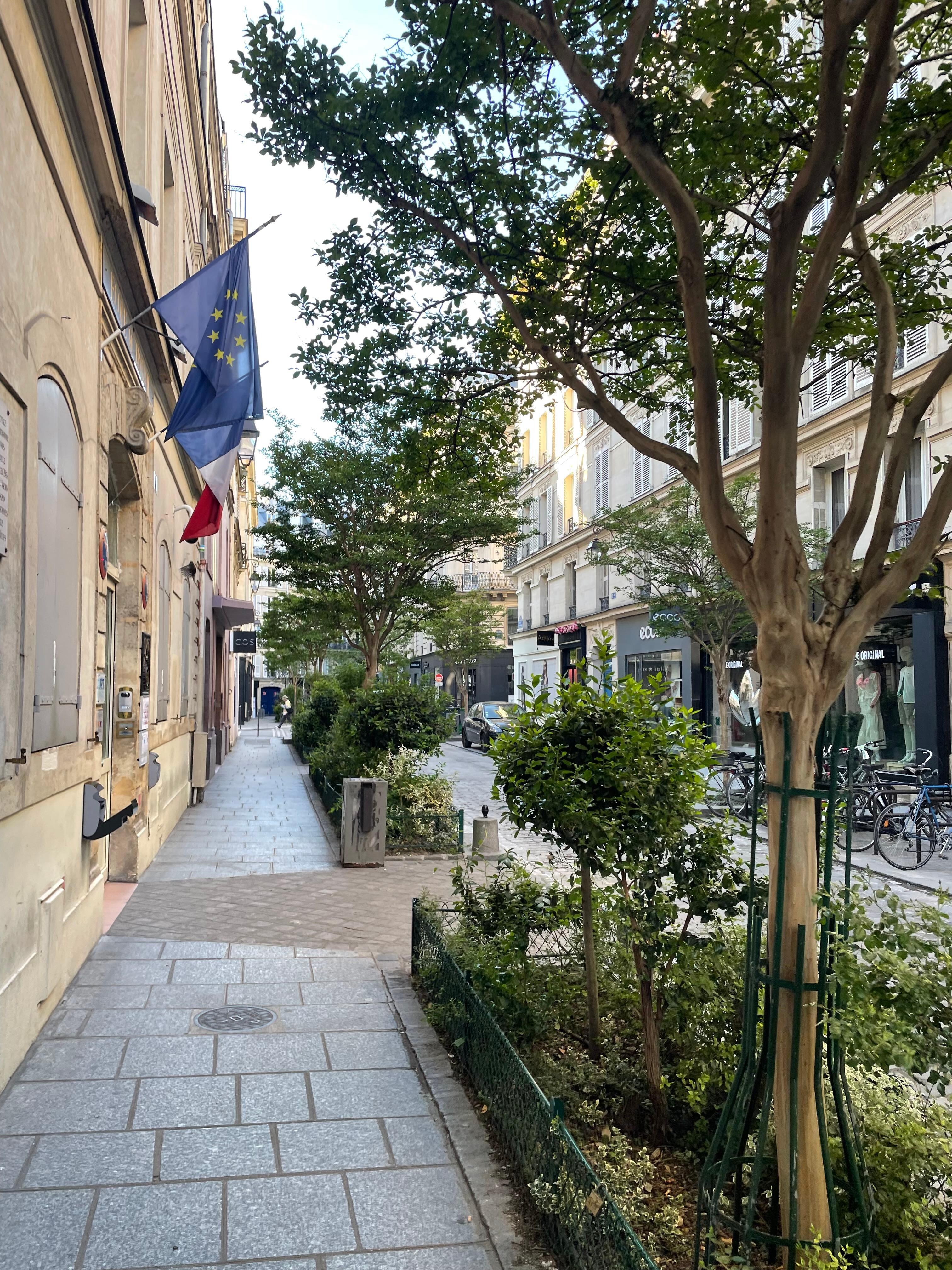 Great location on Rue des Rosiers