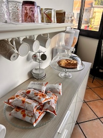 Le déjeuner inclus… Croissants emballés sucrés c’est tout