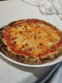 Pizza margarita fra baren.