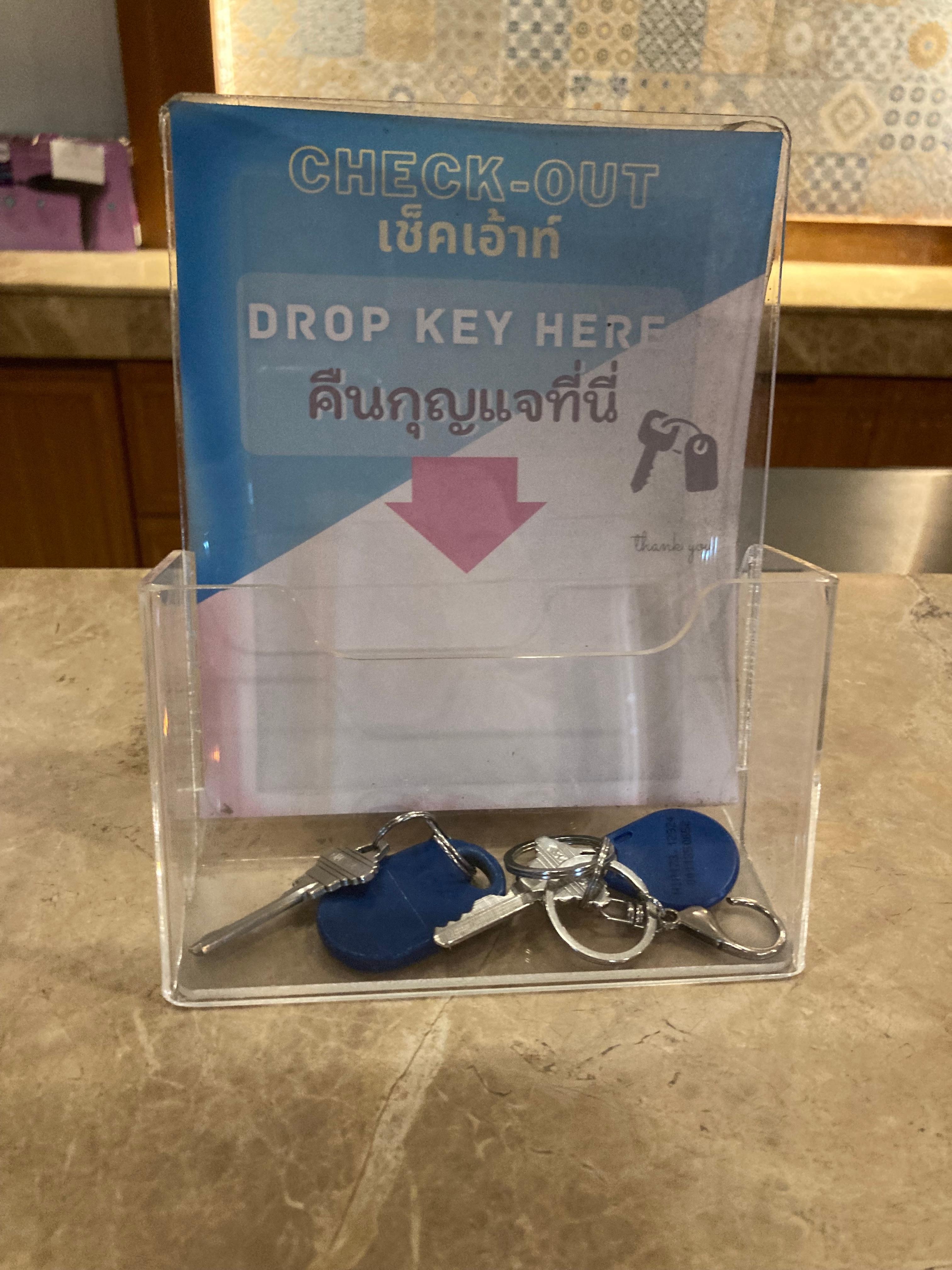 チェックアウト、カギをケースに入れる
