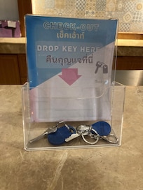 チェックアウト、カギをケースに入れる