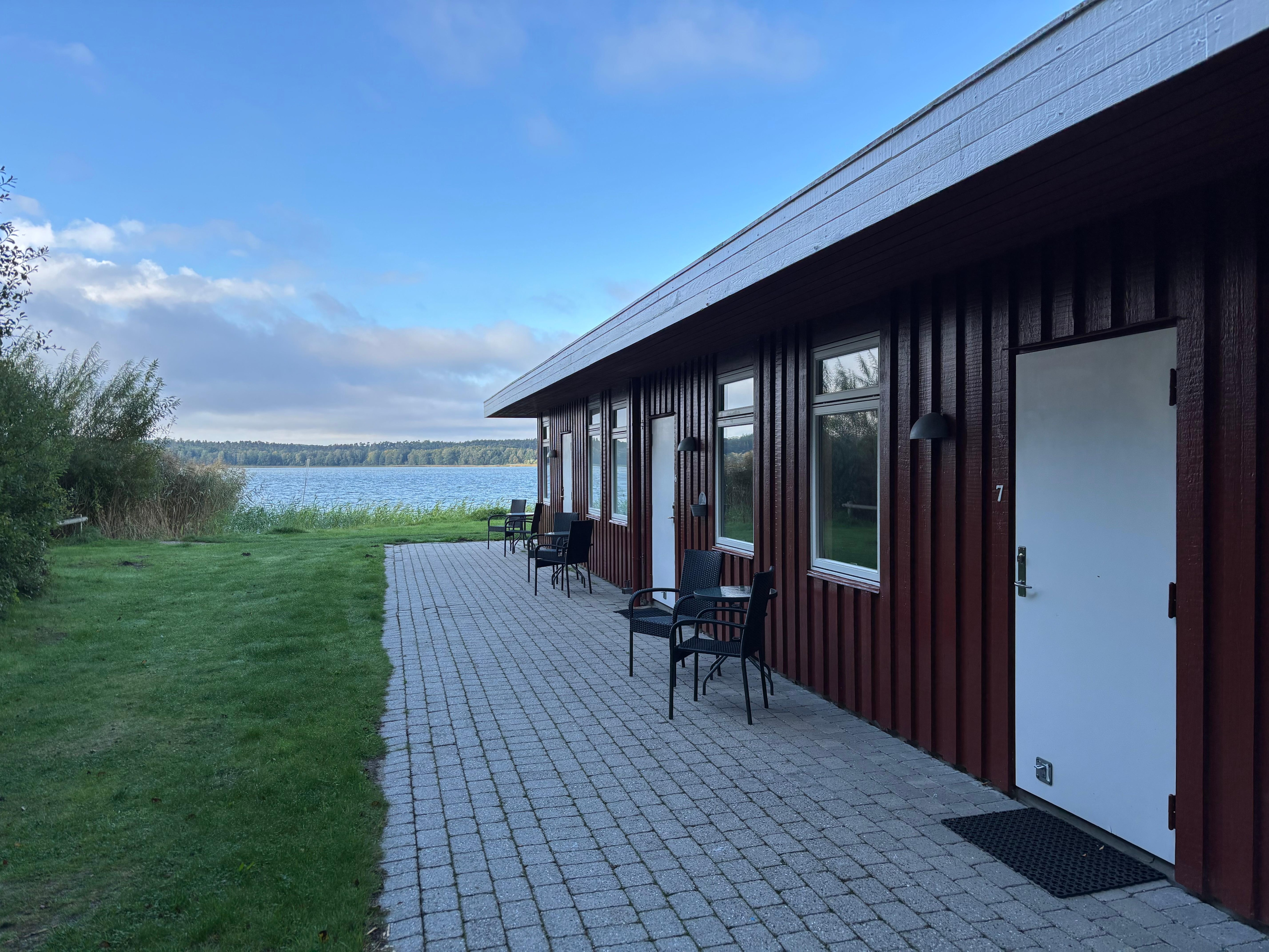 Den ene længe med værelser.