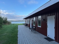 Den ene længe med værelser.