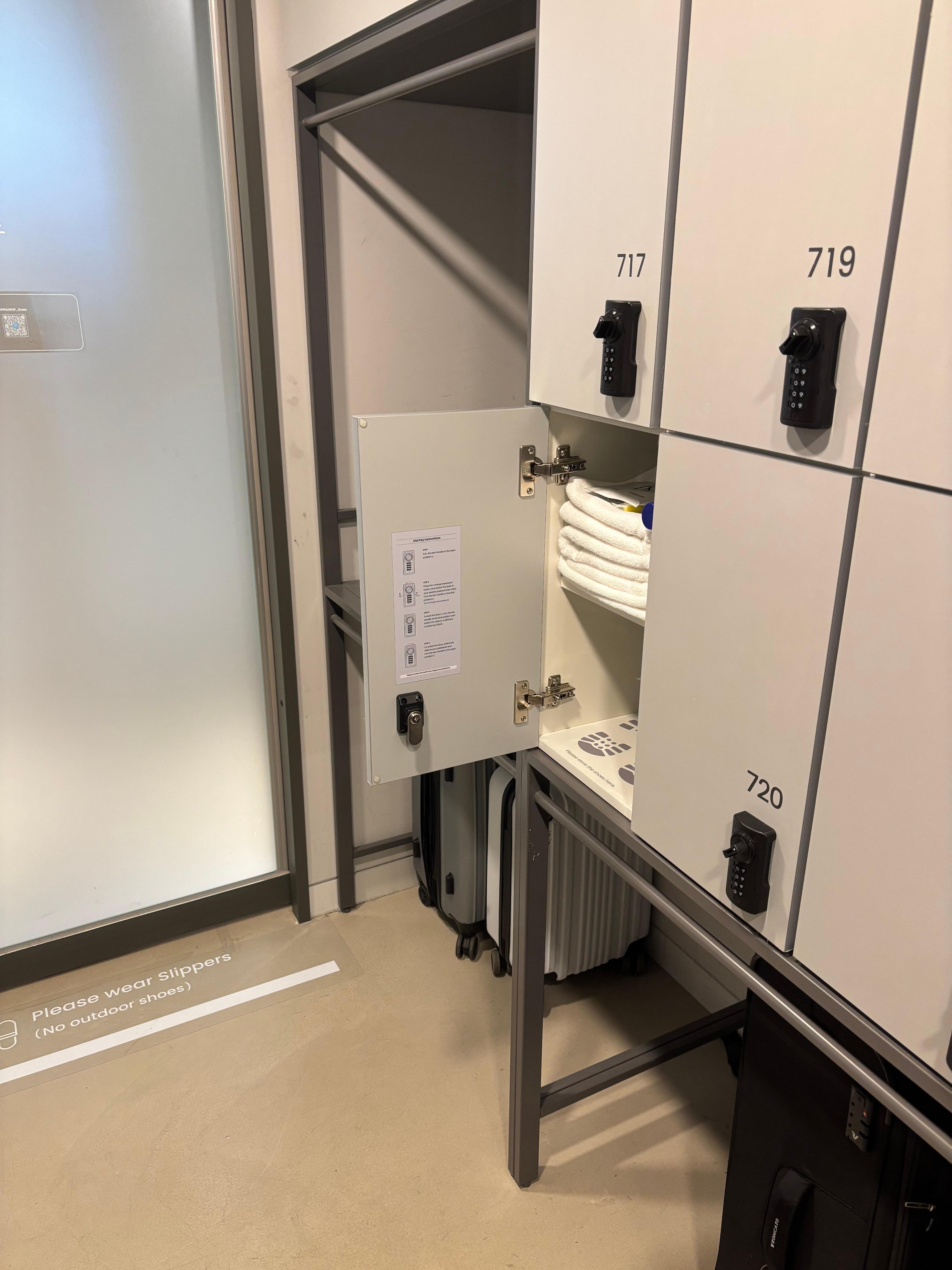 置物櫃可上鎖，以及下方可放置行李箱