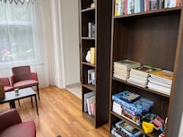 Spiele- und Leseecke in der Hotellobby