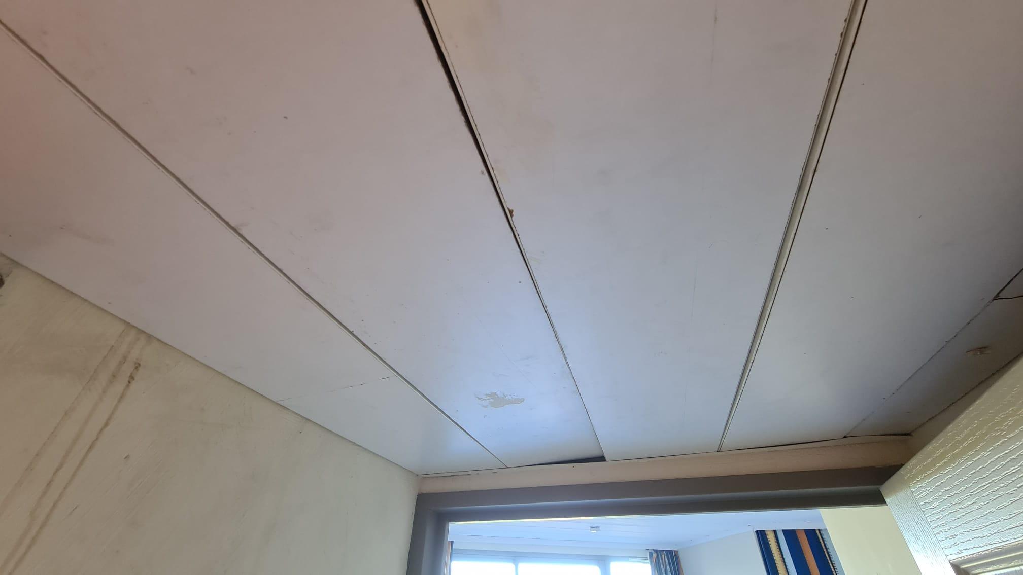 Plafond du couloir en mauvais état