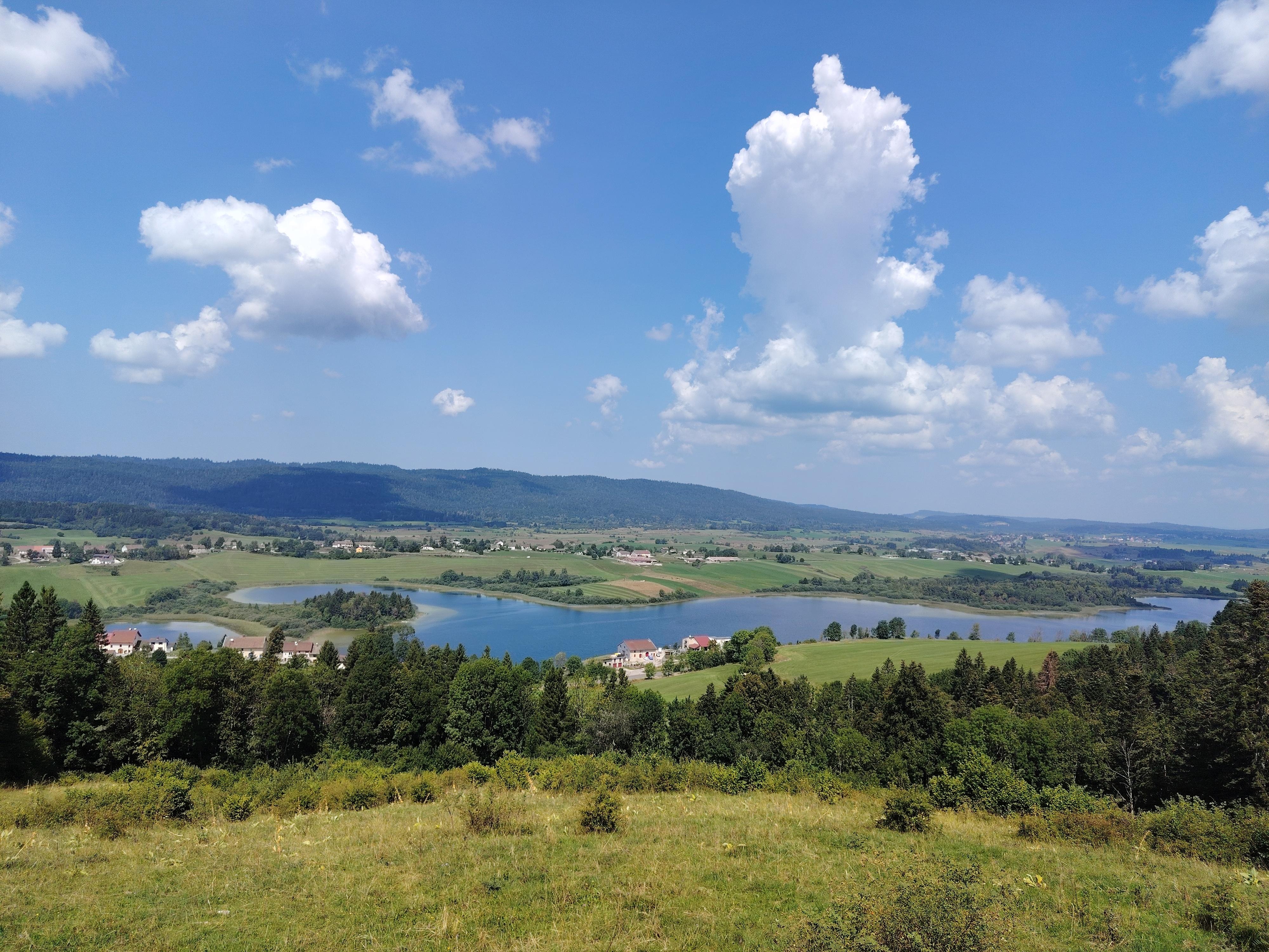Vue du belvédère que l'on peut rejoindre à pied en suivant le GR qui passe derrière le gîte. 