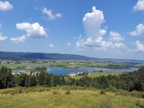 Vue du belvédère que l'on peut rejoindre à pied en suivant le GR qui passe derrière le gîte.