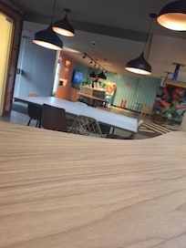 Entrada do hotel com locais para assentar