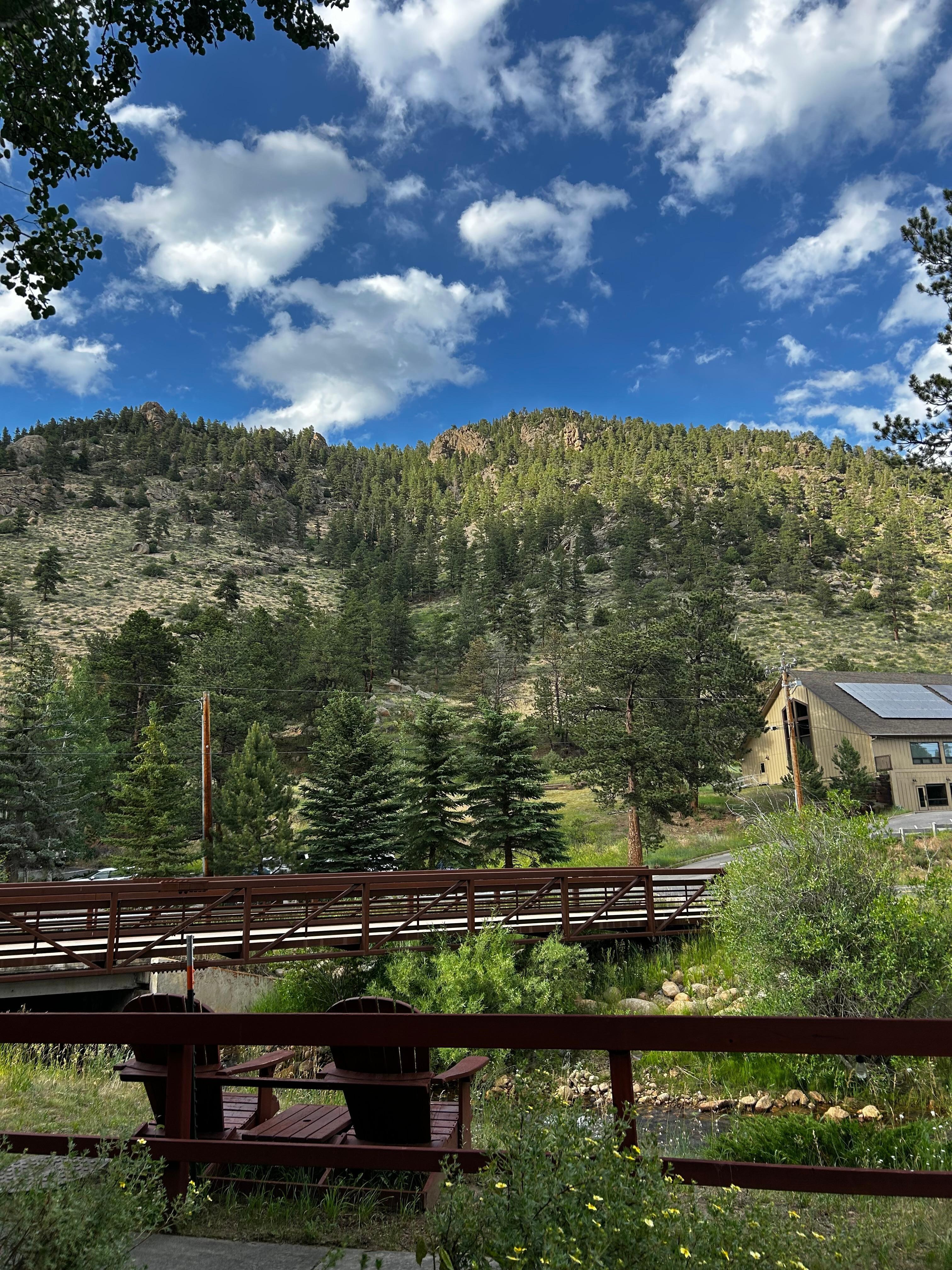 Open the screen door and enjoy the sounds of the river. 