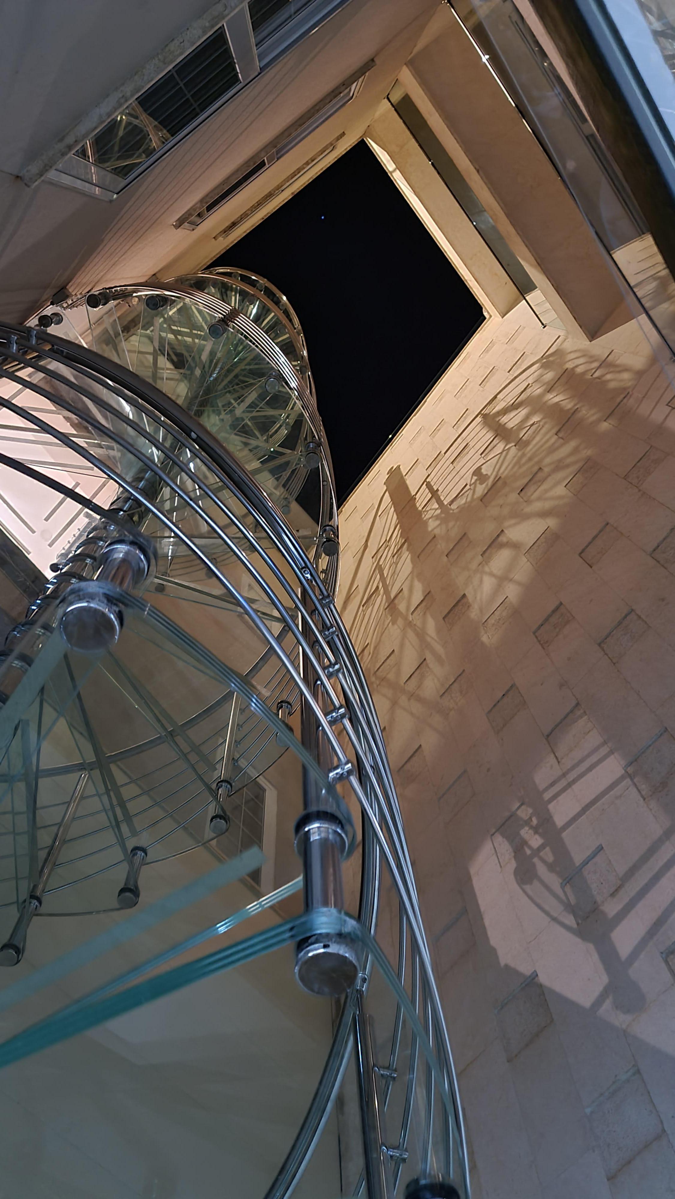 Lichthof mit gläserner Wendeltreppe