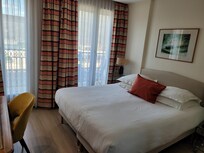Sovrummet med öppningsbar balkongdörr
