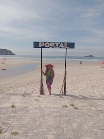 Essa praia é esquina com av Atlântica em Guarujá