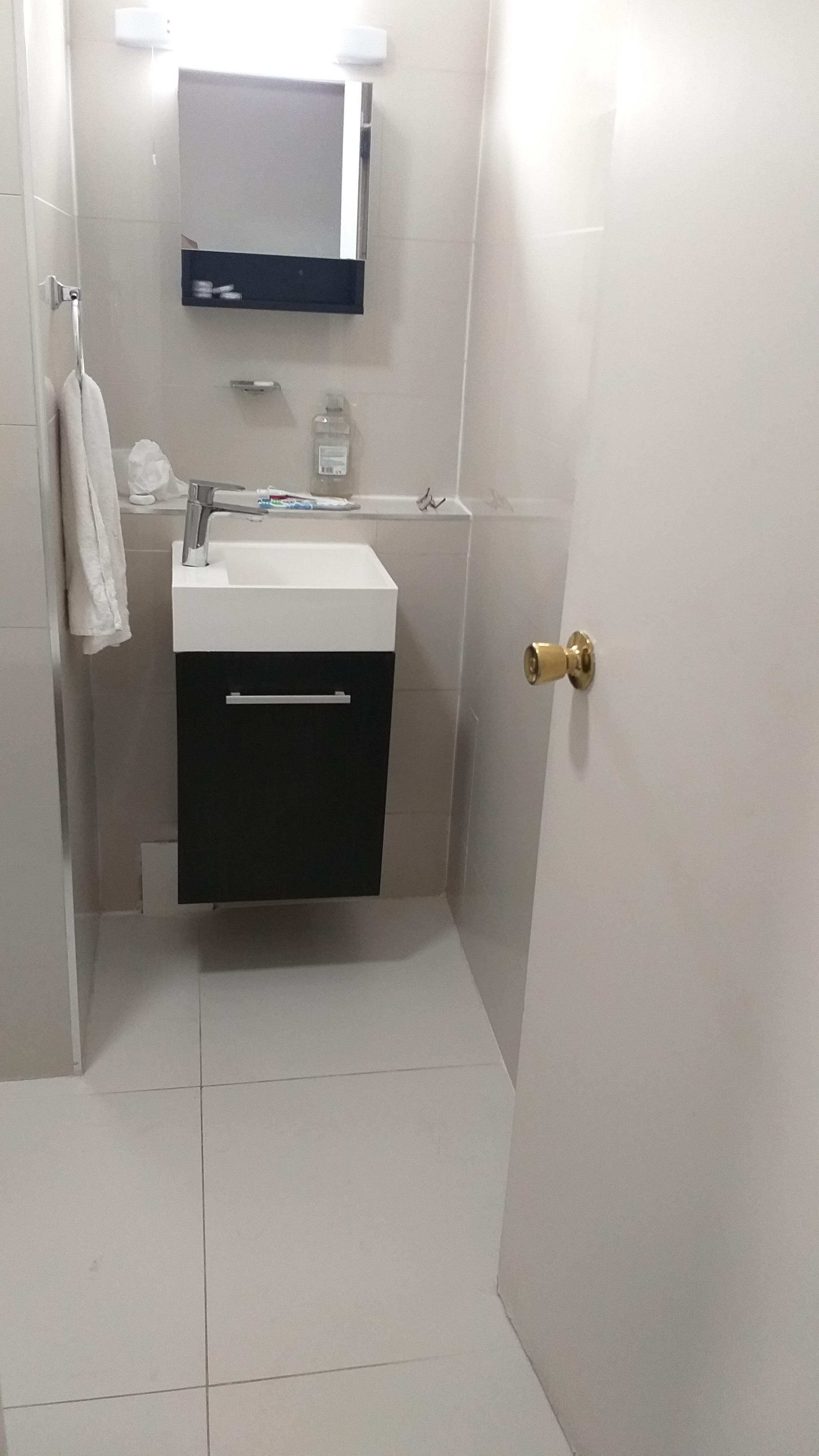 洗面盆 得兩隻手板咁大 點洗面盆得手掌咁大呀 ！ 刷牙漱口 點吐水呀！三人房 啲毛巾架都係得嗰三隻手掌長度！點掛3條毛巾呀！