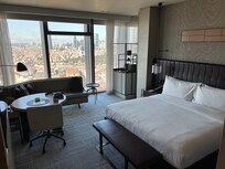 Zimmer mit Blick über die Stadt