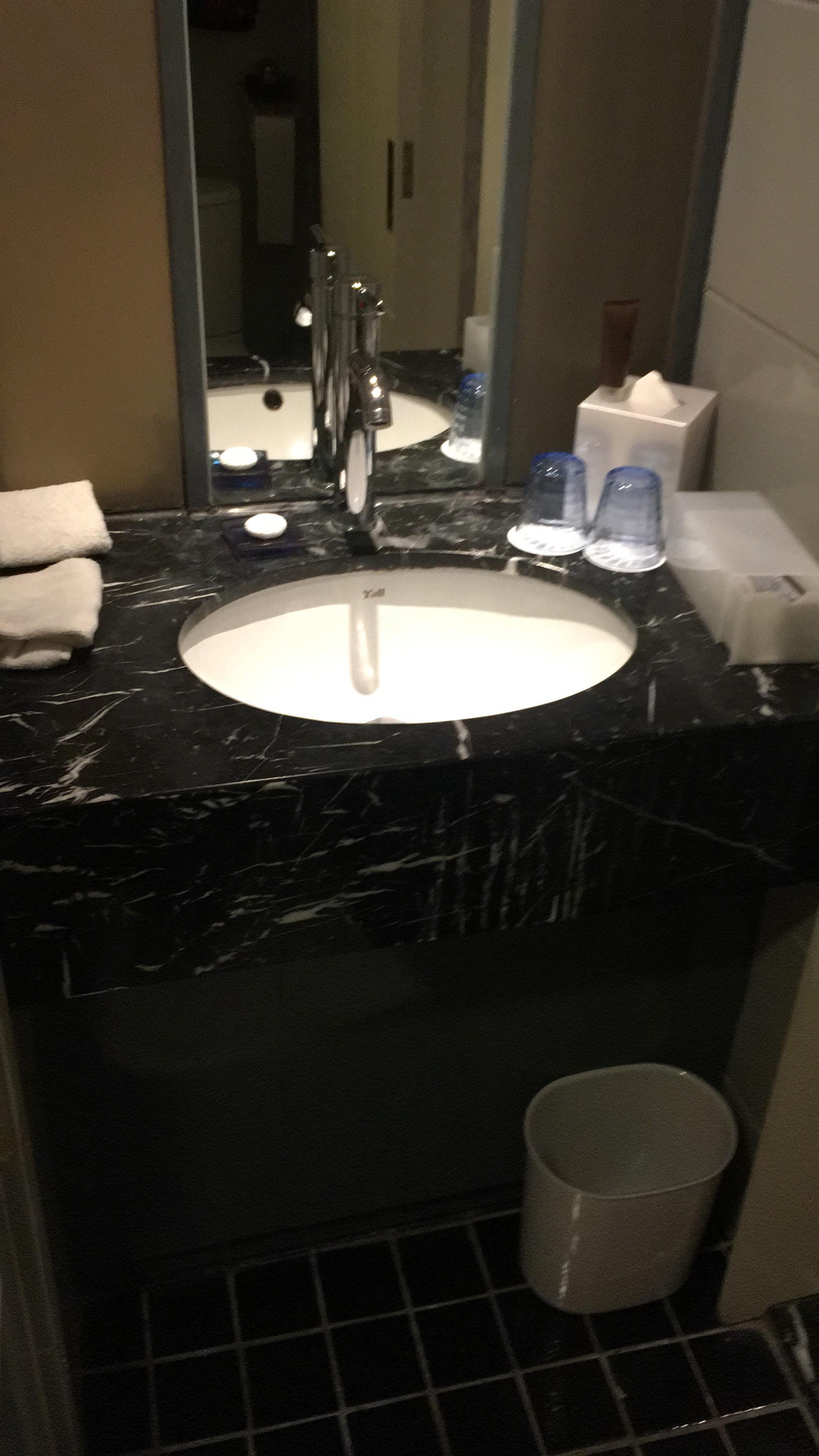 Bad met douche, shampoo, badgel, tandenborstel etc. Iedere dag wordt dit bijgevuld.