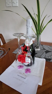 Aufmerksamkeit zur bevorstehenden hochzeit