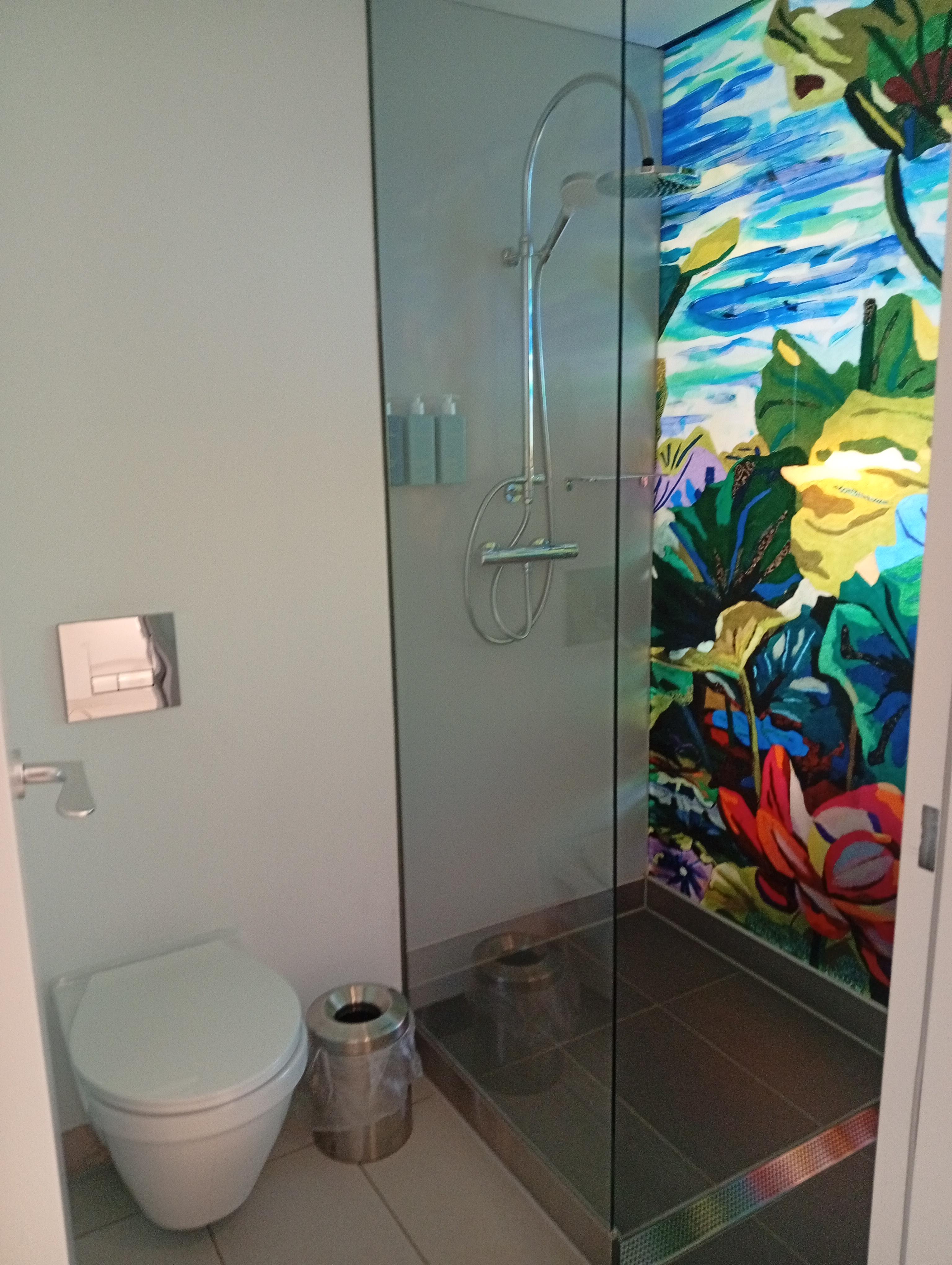 Bad ohne Waschbecken ( das ist unpraktischerweise im Hotelzimmer) und einer Dusche, die alles unter Wasser setzt