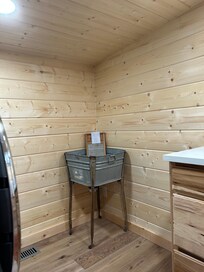 Cottage /Cabin bathroom (Thought this was so neat)