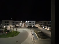 Abends vom Fenster aus in der ruhigen Gegend.