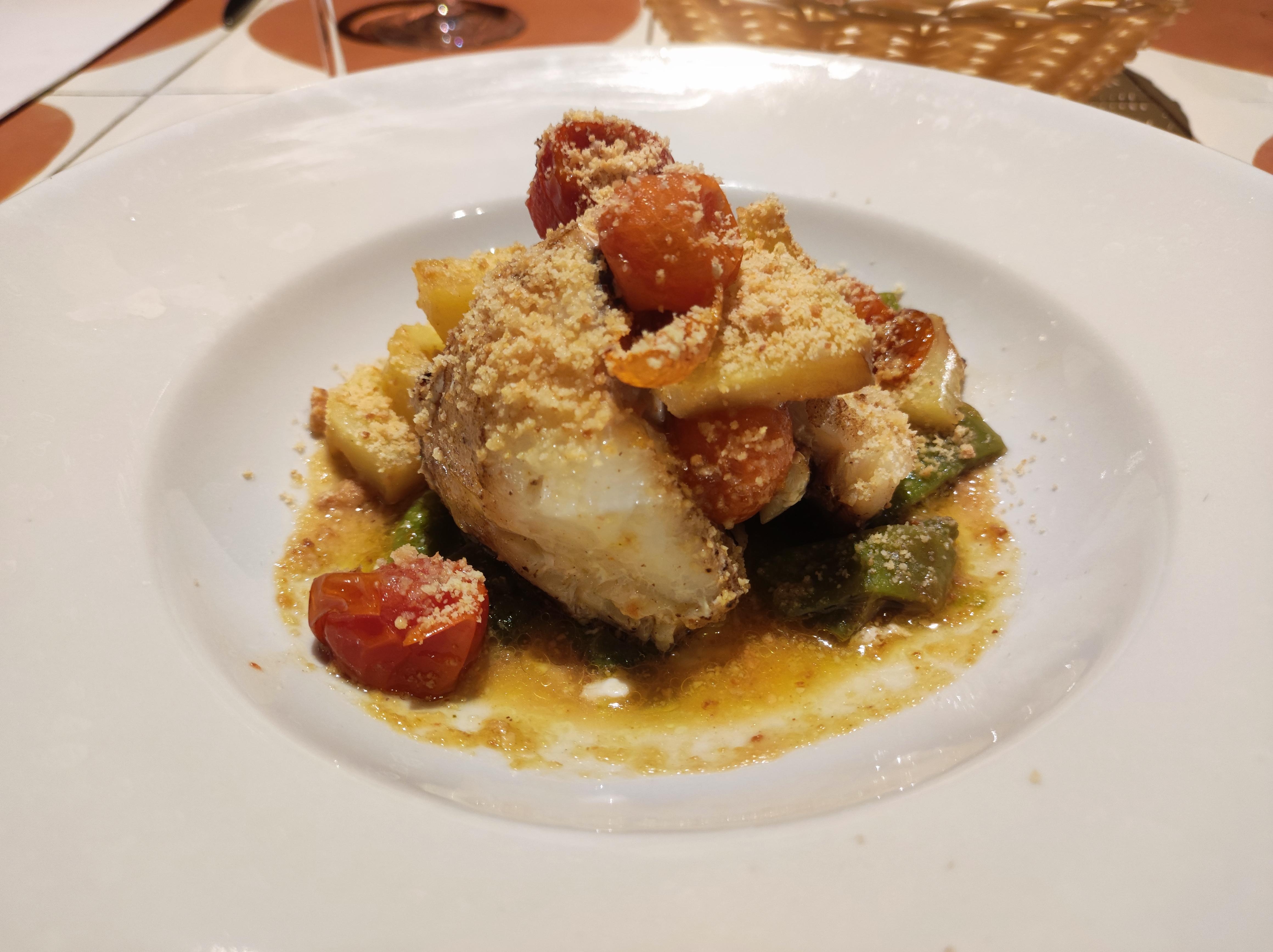 Rana pescatrice con pomodorini confit,patate, e granella di mandorle. 