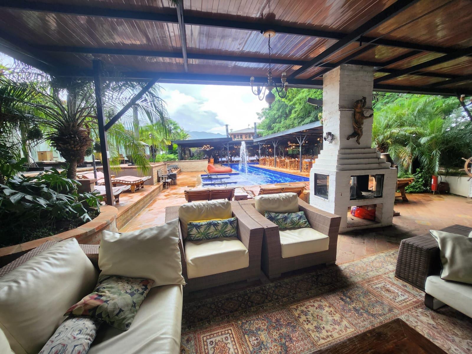 Restaurante externo e piscina