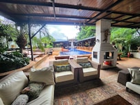 Restaurante externo e piscina