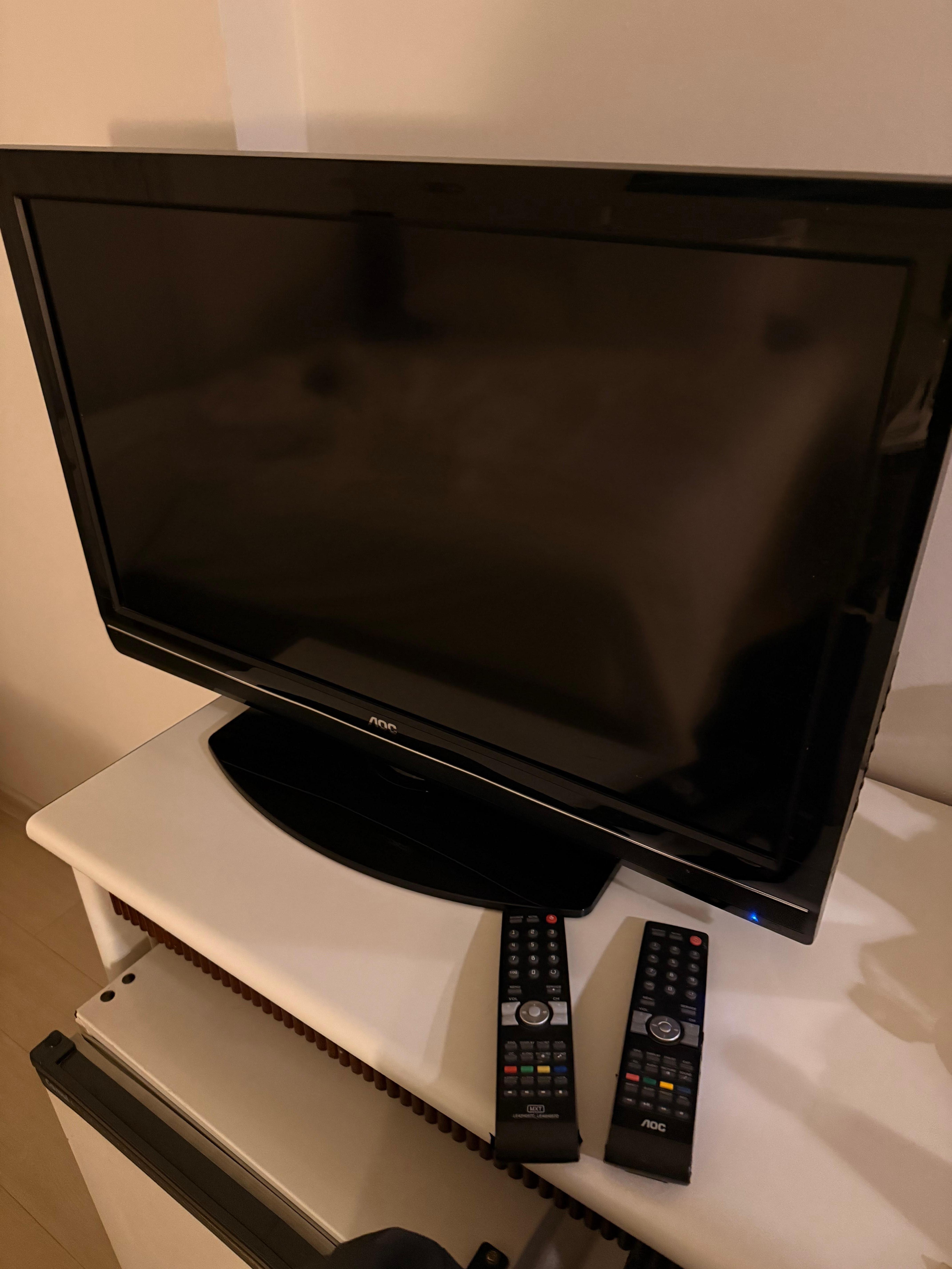 TV com dois controles 