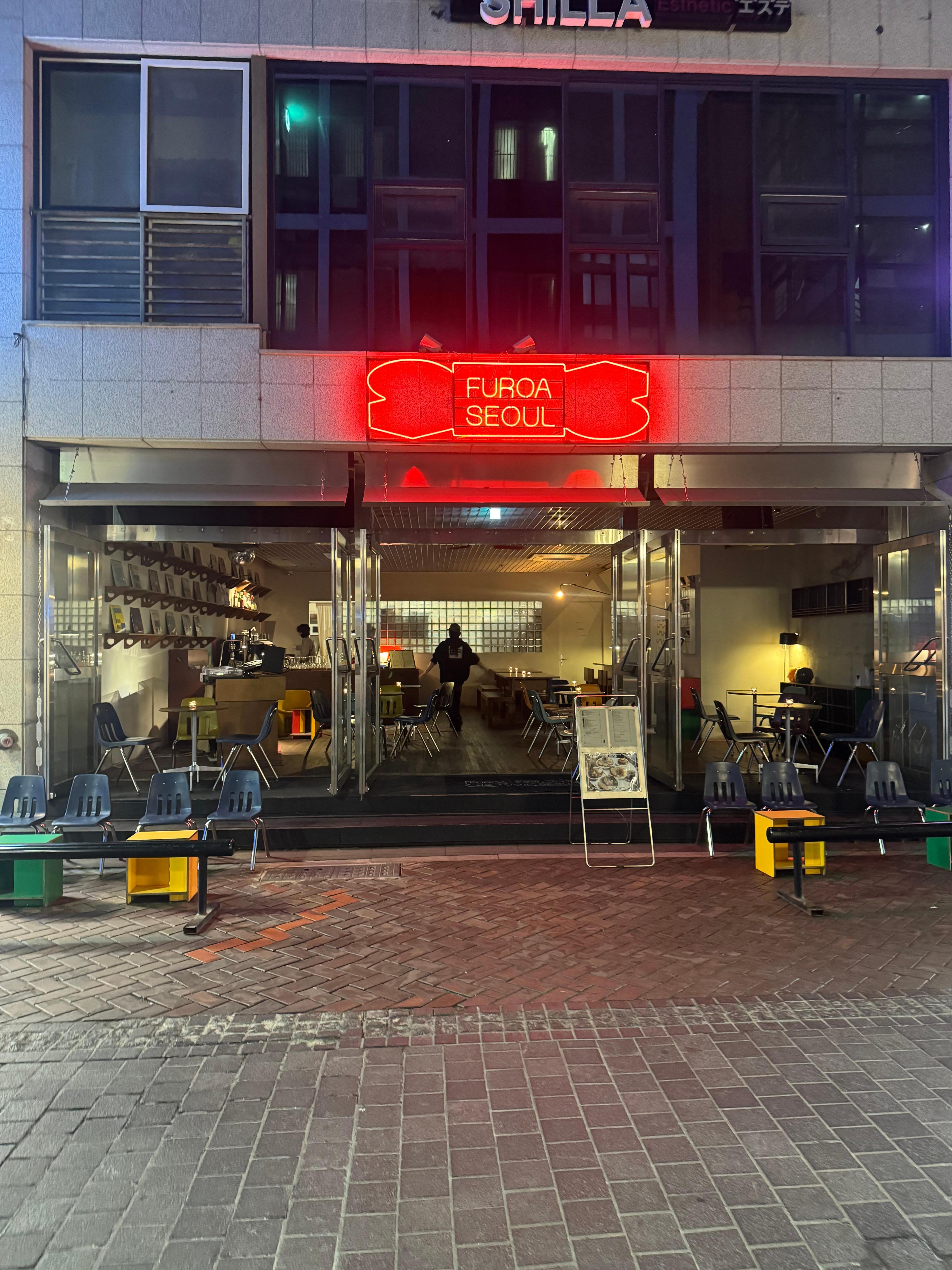 ホテルの裏にはおしゃれなカフェバーが🍸